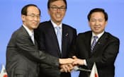共同声明に署名し握手する(左から)韓国の尹成奎環境部長官、石原環境相、中国の李幹傑次官（6日午後、北九州市内のホテル）=共同