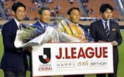 Jリーグ開幕20周年の記念式典に出席した初代チェアマンの川淵三郎氏=中央左=と大東和美チェアマン=同右=（15日夜、東京・国立競技場）=共同