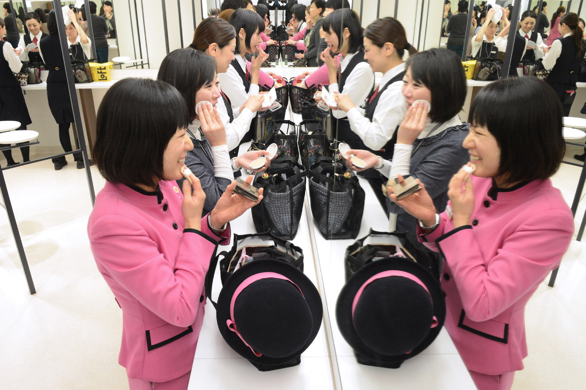 そごう横浜店の女性従業員用パウダールームは昼食後などの混雑時も余裕の広さ(横浜市)