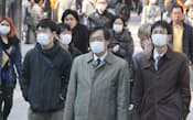 環境基準超過が予測され、街中ではマスク姿の人が目立った(5日、福岡市中央区)