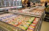 特売が常態化する冷凍食品売り場(都内のスーパー)