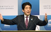 財界人らでつくる政策提言組織「日本アカデメイア」の会合で、成長戦略第2弾を発表する安倍首相（17日夕、東京都内のホテル）=共同