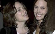 女優のアンジェリーナ・ジョリーさん(右)と母親（2001年7月、ハリウッド）=ロイター