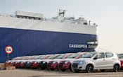 インド西部のムンドラ港では、マルチの低価格小型車「Aスター」がアフリカへの船積みを待つ
