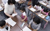 放課後、そろばん教室で問題を解く子どもたち(大阪府豊中市の誠励学館上野西川塾)