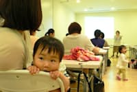 パソナが開いた主婦インターンシップなどの説明会。子連れの参加者も目立った(東京都千代田区) パソナが開いた主婦インターンシップなどの説明会。子連れの参加者も目立った(東京都千代田区)