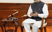 会見するシン首相(25日、ニューデリー)=インド政府提供