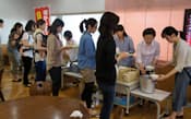 試食会では、子どもたちが食べている給食を親も試食できる(東京都小平市の小平第六小学校)