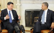 2012年2月、米ホワイトハウスでオバマ大統領(右)と会談した中国の習近平国家副主席(当時)=新華社・共同