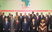 アフリカ開発会議が開幕。記念写真に納まる各国首脳ら(1日午前、横浜市西区)