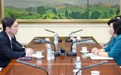 韓国と北朝鮮が板門店で閣僚級対話に向けた実務者協議を開始（9日）=韓国統一省提供・共同