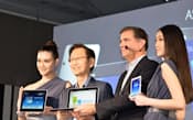 新製品を発表するエイスースの施崇棠董事長(左から2番目、3日、台北市内)