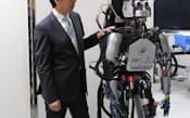 国際電気通信基礎技術研究所の川人光男フェローは、脳の情報処理をまねて学習するヒト型ロボットを開発(京都府精華町で)