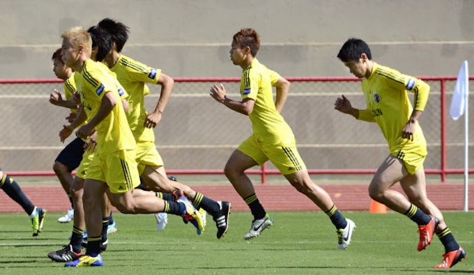 日本 イタリア戦に向け移動 サッカー コンフェデ杯 日本経済新聞