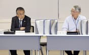 原発の新規制基準について議論する原子力規制委の定例会合。左は田中委員長(19日、東京・六本木)