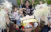 富士山の世界文化遺産登録が決まり、喜ぶ人たち（22日午後、静岡県富士宮市）=共同