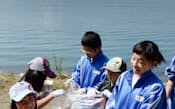 ごみ拾いなど自然環境の改善にも取り組んだ(5月、山梨県富士河口湖町)