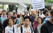 香港に潜伏中、スノーデン元職員を支持するデモが開かれた(15日、香港中心部)