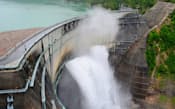 完成から50年を迎え、観光放水が始まった黒部ダム（26日、富山県立山町）=共同