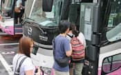 高速ツアーバスは使いやすさや価格の安さで利用者を増やしてきたが…(26日、東京都新宿区)