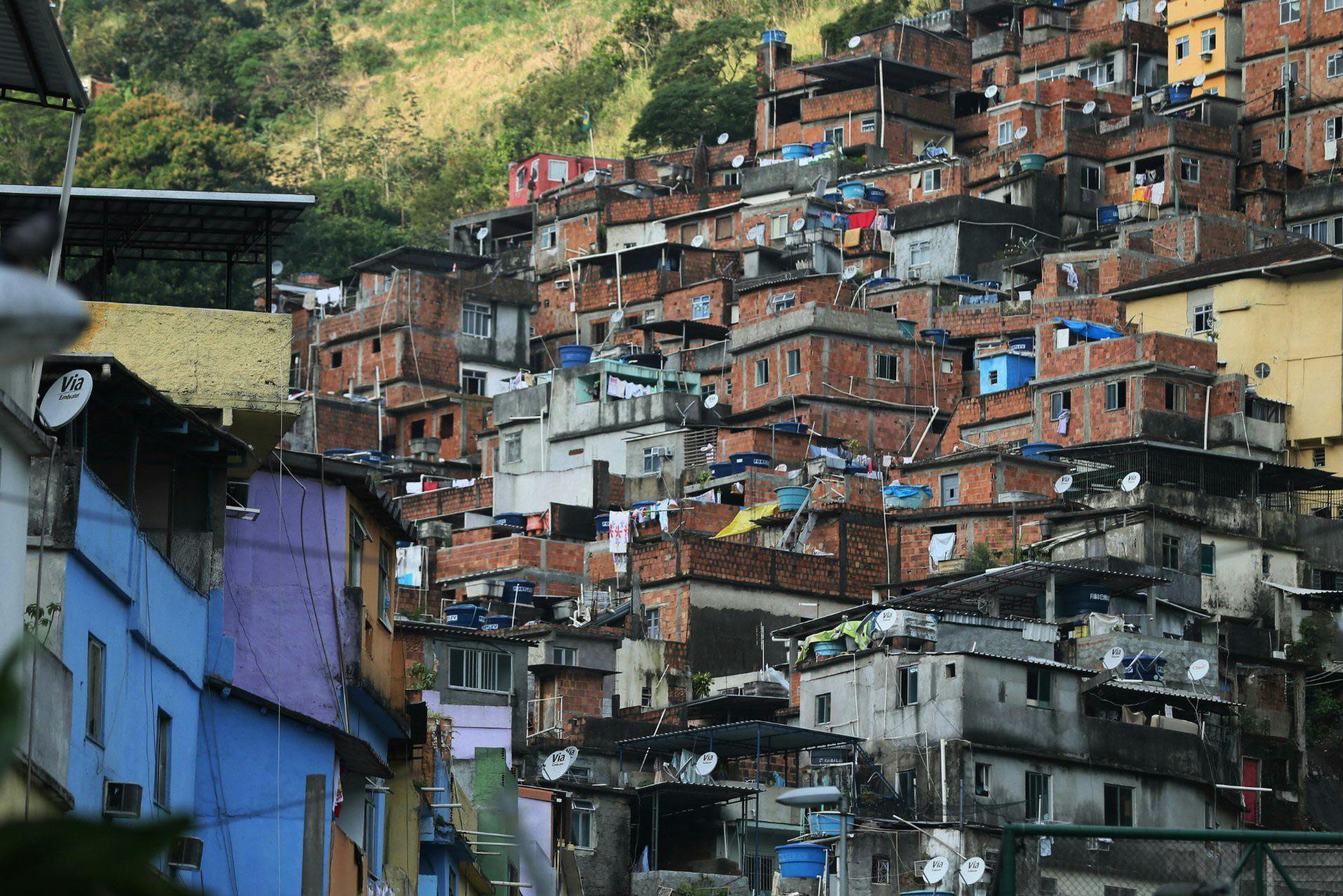 ブラジル貧民街の子どもたち 写真 日本経済新聞 ブラジル貧民街の子どもたち 写真 日本経済新聞