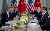 米中首脳会談に出席したオバマ米大統領(左端)と中国の習近平国家主席(右から2人目)。会談では温室効果ガスの一種である代替フロンの削減協力に合意した=8日、米カリフォルニア州(AP=共同)
