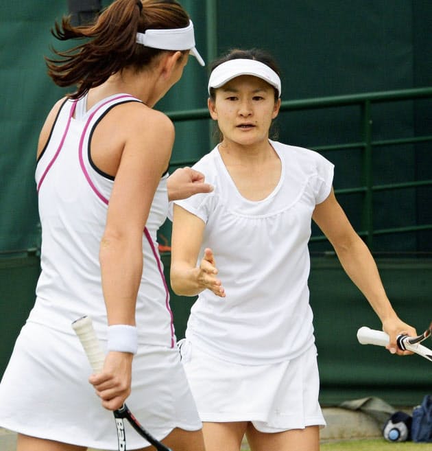 青山組が4強入り ウィンブルドン女子ダブルス 写真 共同 日本経済新聞
