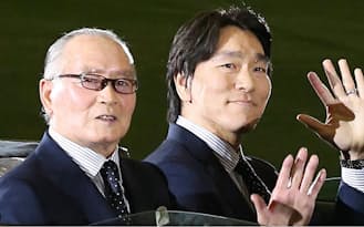 引退セレモニーで声援に応える長嶋氏（左）と松井氏（13年5月）