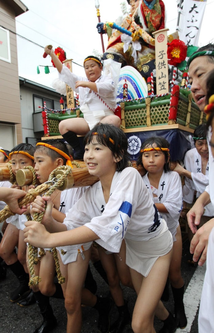 女人禁制の神事に変化 博多祇園山笠 日本経済新聞 女人禁制の神事に変化 博多祇園山笠 日本経済新聞