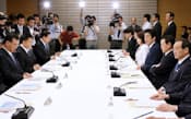 6月、少子化社会対策会議であいさつする安倍首相(右列中央)