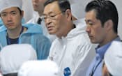 吉田元所長（中央）は汚染水問題を最も懸念していた(2011年11月、福島第1原発)