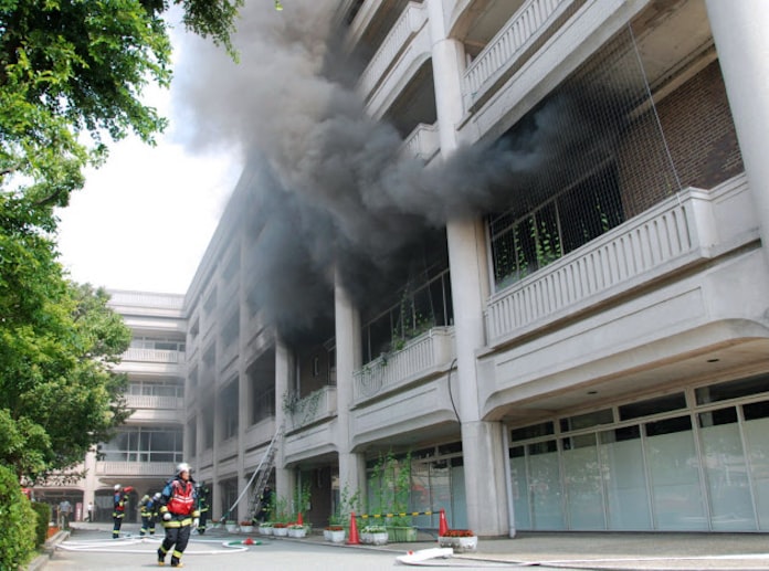 兵庫 宝塚市役所に火炎瓶 逮捕の男 督促に立腹 日本経済新聞 兵庫 宝塚市役所に火炎瓶 逮捕の男 督促に立腹 日本経済新聞