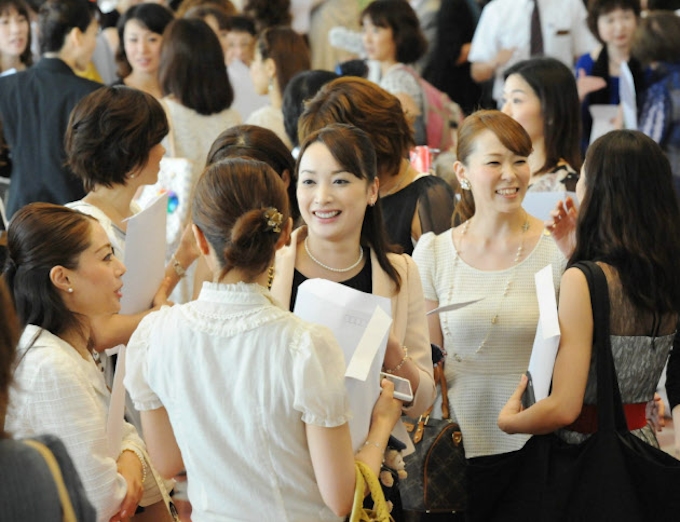 宝塚音楽学校 創立100周年で式典 Ogら20人出席 日本経済新聞