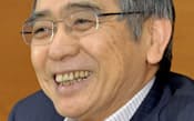 6月11日の金融政策決定会合後の記者会見で笑顔を見せる日銀の黒田総裁=共同