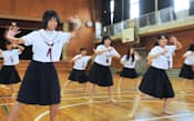 ロックバージョンにアレンジした河内音頭を踊る生徒(大阪府八尾市の東中学校)