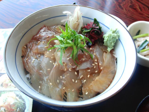 青森県鰺ケ沢町は ヒラメの漬け丼 で勝負 大間だけじゃない マグロやヒラメ 白 Nikkei Style 青森県鰺ケ沢町は ヒラメの漬け丼 で勝負 大間だけじゃない マグロやヒラメ 白 Nikkei Style