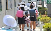 登校する小学生。破れにくく洗たくの手間のかからない素材の制服はやんちゃ盛りのマストアイテムだ(大阪市中央区)