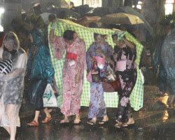 開始30分でどしゃ降り 初の中止に 隅田川花火大会 日本経済新聞 開始30分でどしゃ降り 初の中止に 隅田川花火大会 日本経済新聞