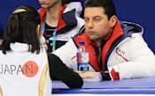 バンクーバー五輪のフィギュア女子フリー前日の公式練習で調整する安藤美姫を指導するモロゾフ・コーチ（10年2月）
