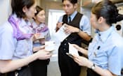出発前の機内で女性客室乗務員たちと打ち合わせをする二川さん（羽田空港）