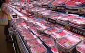 夏は牛肉や豚肉の需要が増える(都内のスーパーの肉売り場)