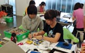 日本IBMの「2013エキサイトキャンプin仙台」でブロックで車型ロボットを作る中学生たち(7月31日、仙台市)