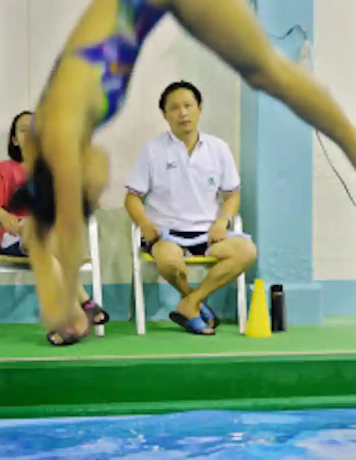 勝負はプールの裏で決まる 飛び込み 馬淵コーチ 日本経済新聞