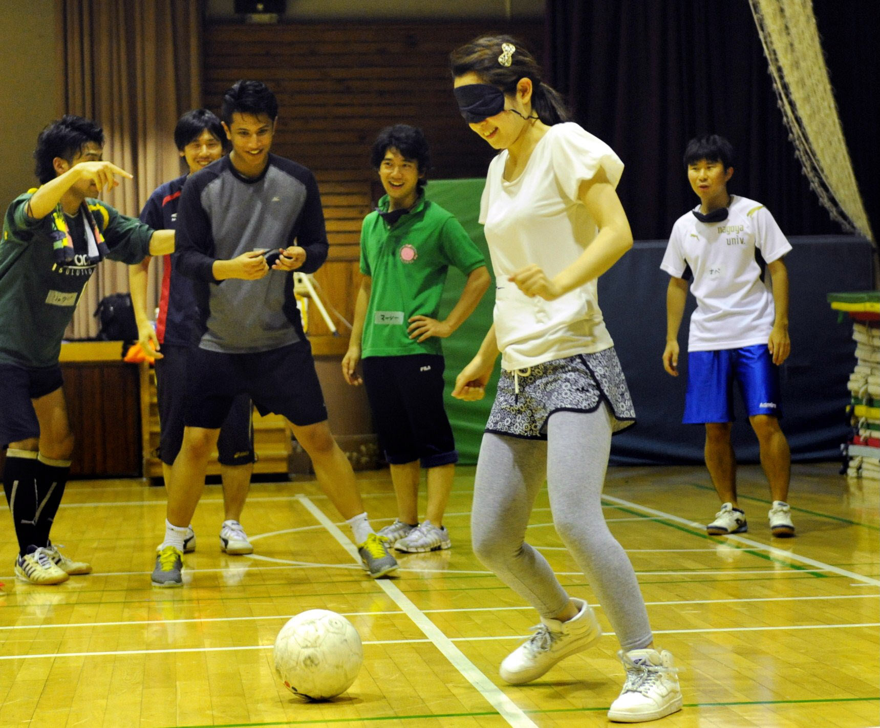 ブラインドサッカーを取り入れたゲームをする参加者(東京都新宿区)