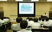 東京ガスは50歳の社員に、再雇用制度を含む「セカンドライフ支援制度」を紹介する研修を実施している。講師も再雇用者が務めた(2013年5月、東京都港区の本社で)