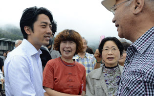 政権中枢には小泉氏(左)を来年夏の参院選で1人区遊説にフル回転させる戦略もある=共同 政権中枢には小泉氏(左)を来年夏の参院選で1人区遊説にフル回転させる戦略もある=共同