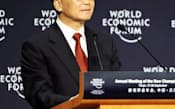 リーマン危機を跳躍台に中国は世界で存在感を高めた(2008年9月、演説する中国の温家宝前首相)=新華社・共同