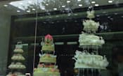 黒天鵝の店先に飾られた199万元のウエディングケーキは写真を撮る人が絶えない