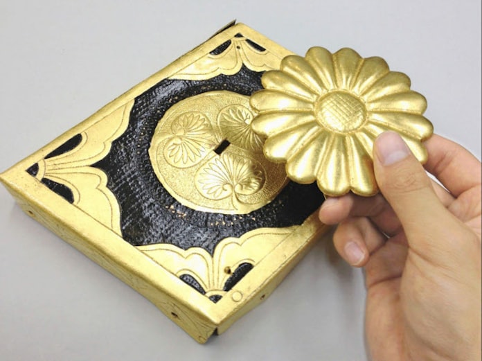 菊 の下に 葵 紋 京都 二条城唐門を公開 日本経済新聞 菊 の下に 葵 紋 京都 二条城唐門を公開 日本経済新聞