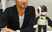「アトムから始まった」と話すロボットクリエーターの高橋智隆氏(7月、東京大学の高橋研究室で)